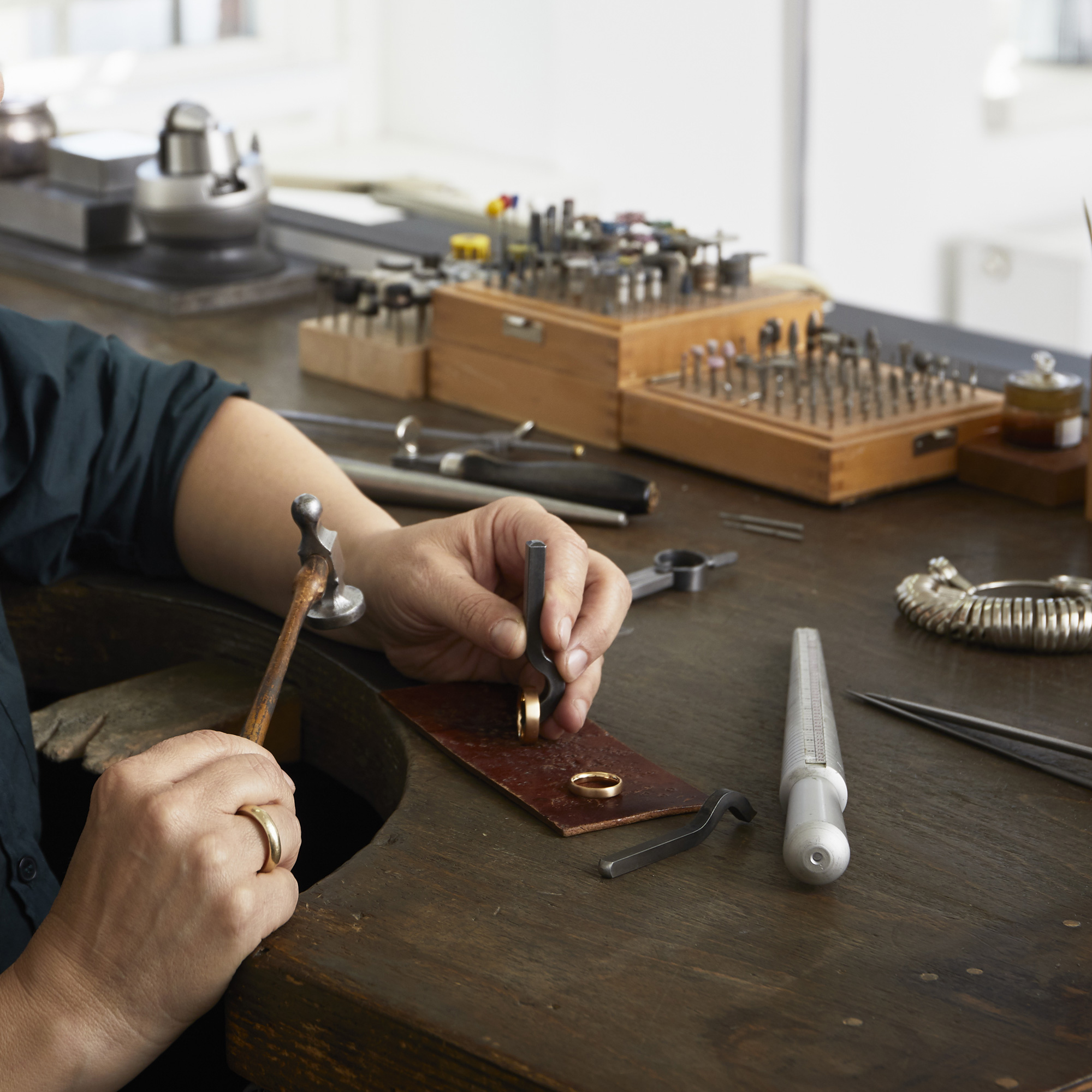 Astrid Eckert in ihrem Atelier | Goldschmiedekurs Hamburg